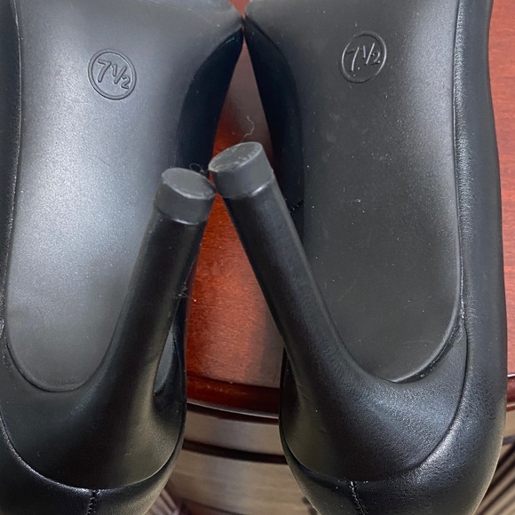 A New Day Classic Black Heels - Picture 8 of 8